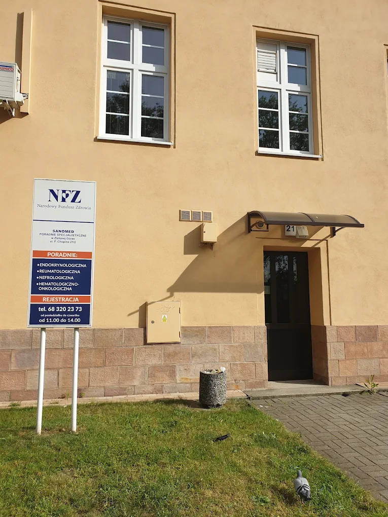 Wejście do przychodni SANOMED przy ulicy Fryderyka Chopina 21 w Zielonej Górze